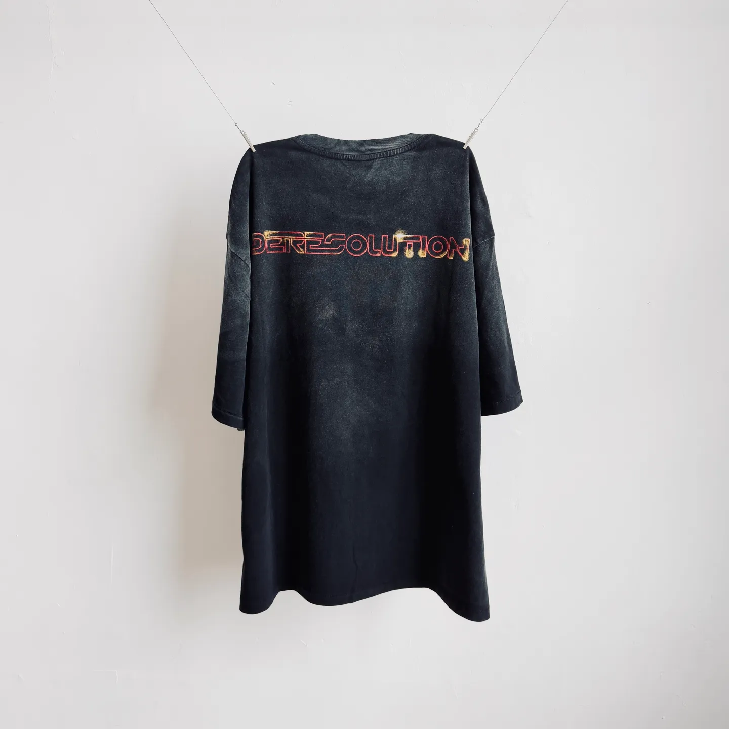 P138 # CTS-107 Saint 26SS "TRON ARES God of War Ares" limited edition. 260g heavyweight pure cotton fabric after washing. Retro single-stitch heaven and earth stitch technology + sandblasting and yeast washing to fade + hand-cut ribs. Size: S M L XL Customized 260g gram weight 100% cotton special washed fabric that is consistent with the original. With the blessing of imitation sun-drying, heavy sandblasting and fading + edge grinding + Assute fermentation and washing, the cotton feel on the surface of the fabric is well presented. Both the texture and feel are ceiling level. After the ready-made garments undergo a series of heavy washing and distressing processes, the retro and high-end sense of the entire garment is directly to the top. The garment making process of the entire garment adopts Saint The most common and complex single-needle sewing process (commonly known as single-thread heaven and earth stitch) among vintage vintage brands such as Michael. The movie "TRON: ARES" is very deep in concept and theme. It subverts the previous setting of the series of "human beings entering the digital world" and instead focuses on "digital existence entering reality". It takes the "emergence" process of Ares ARES from pure program to awakening consciousness as the core, and integrates the concept of "emergence" in biology and informatics. It also uses elements such as Gnostic mythology and Jewish "golem" legends to sublimate the story from a cyberpunk adventure to a philosophical allegory that explores the relationship between human nature and technology. This profound ideological core far exceeds other works of the same type.